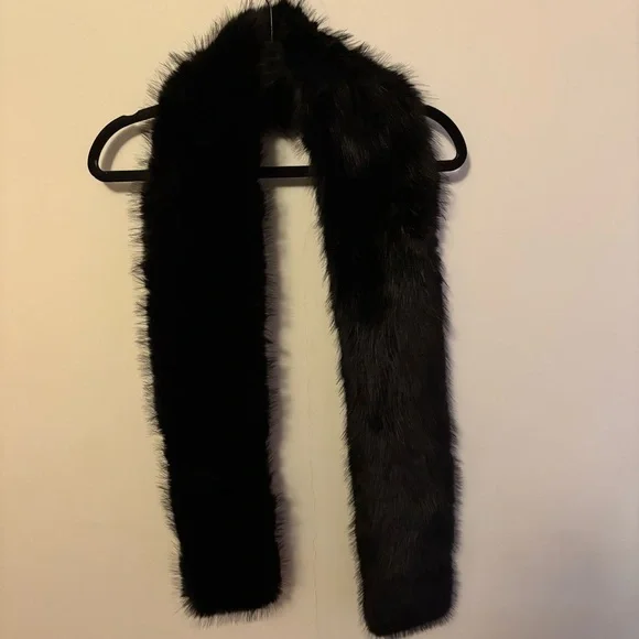 🖤 Black Faux Fur Stole 🖤 - Picture 6 of 7